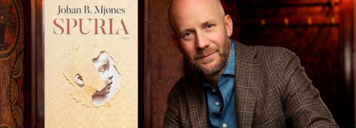 Foto av Johan Mjønes og siste romanen hans, Spuria