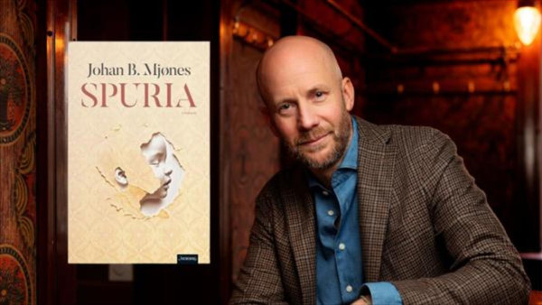 Foto av Johan Mjønes og siste romanen hans, Spuria